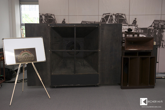 Western Electrics Vintage horn speakers in Silbatone room