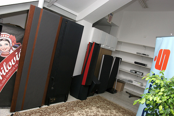 Dipole open-baffle speakers parade