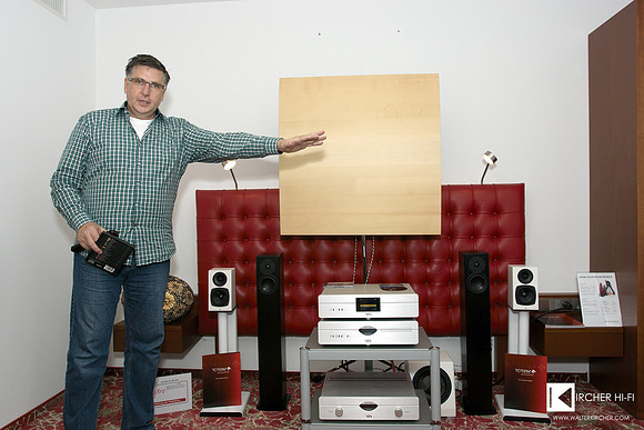 Klangbilder 2014: Norbert Lüthi (Euronics Switzerland) demonstrating the elegant JMC Lutherie Soundboard