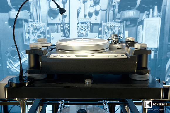 TechDas Airforce Two turntable, equipped with EINSTEIN The Tonearm & The Pickup