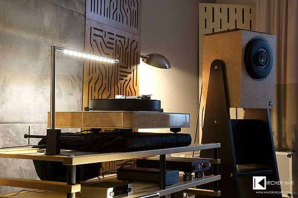 In my neighbor room Chrsitain Feickert exhibited together with Dynavector and Musikelectronic Geithain