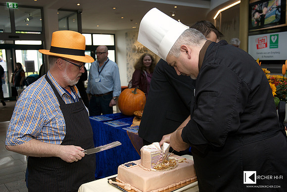 Rainer Bergmann, chairman of Analogue Audio Association, cutting the cake