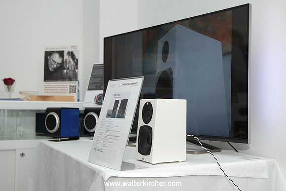 HIGH END 2014: Totem Acoustic KIN monitor speaker demonstrates perfect phase behavior behind a stand up