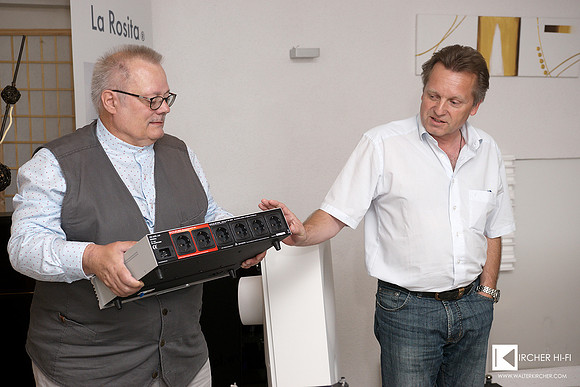 Hartmut Berberich (IsoTek product trainer) and Uwe Kuphal (IDC Klaassen) explaining the EVO3 Aqarius
