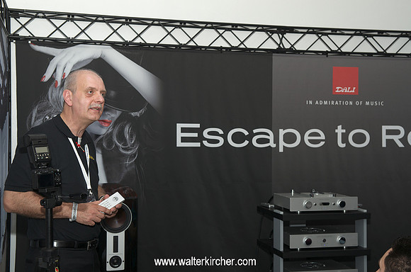 Matthias Böde from German STEREO magazine demonstrates with Accustic Arts electronics and DALI the benefits of Bi-Amping! Live at the HIGH-END 2013 in Munich!