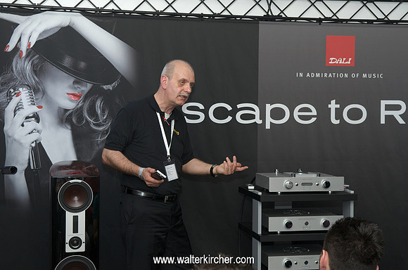 Matthias Böde from German STEREO magazine demonstrates with Accustic Arts electronics and DALI the benefits of Bi-Amping! Live at the HIGH-END 2013 in Munich!