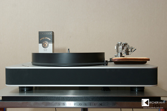 Dr. Feickert Analogue Blackbird record player decorated with Chisto Easy Groove cleaning fluid