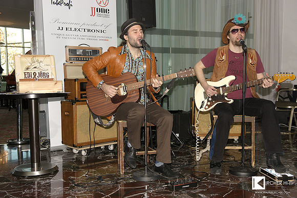 Edi Fenzl & Jörg Danielsen playing Blues live in the hotel lobby