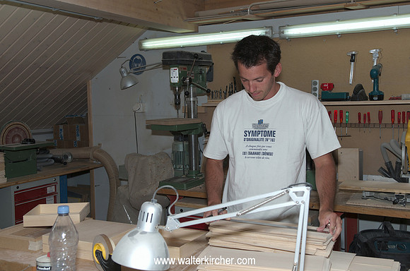 JMC Lutherie SA - employee at work in the production facility