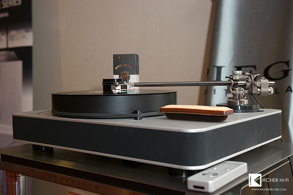 Dr. Feickert Analogue Blackbird record player decorated with Chisto Easy Groove cleaning fluid