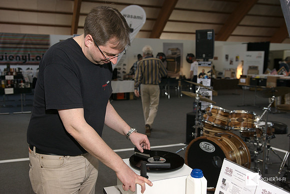Michael Holzingerdemonstrated how to wash a record in specific workshops