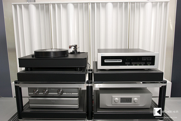 the analogue source in Magico room in Munich: Dr. Feickert Analogue Firebird with Schroeder CB tonearm and Lyra Etna