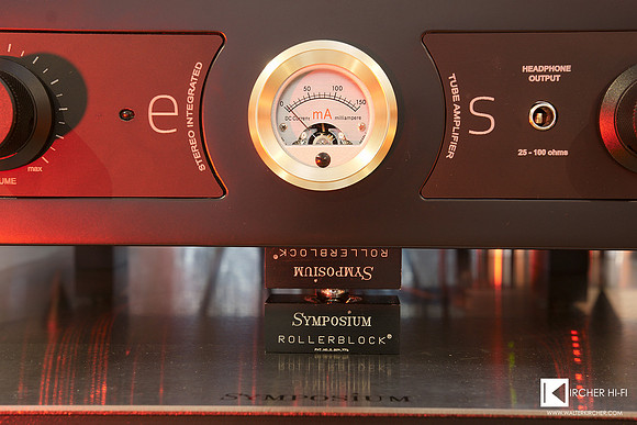 Cool optics of Trafomatic Audio EOS amp placed on Symposium Acoustics