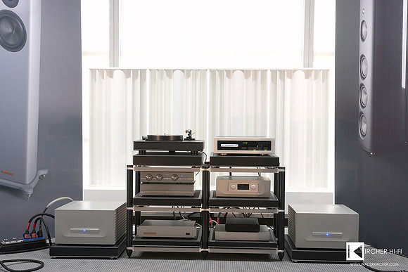 the analogue source in Magico room in Munich: Dr. Feickert Analogue Firebird with Schroeder CB tonearm and Lyra Etna
