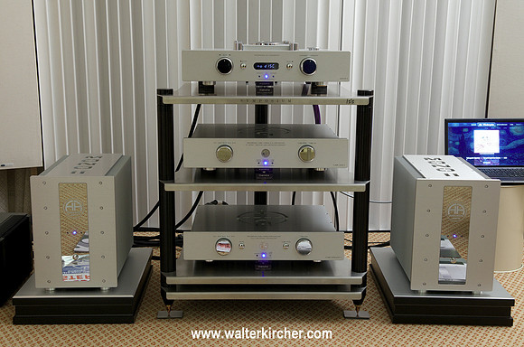 Symposium Isis rack, 3 times Symposium Rollerblocks Serie 2+ with G3 balls (bearing devices) and new Accustic Arts MONO II standing with Couplers on Symposium Ultra platforms