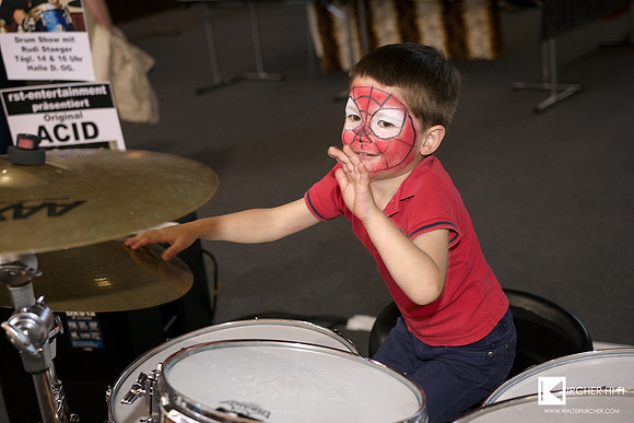 my son Alexander (4 years) testing the drums!