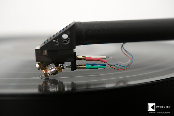 The Dynavector Te Kaitora Rua MC cartridge scanning grooves