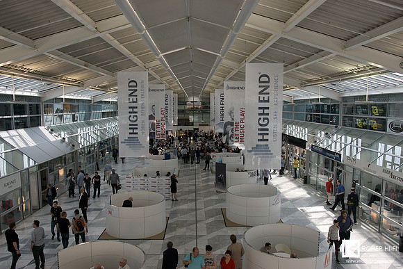 In two large atrium areas, the best showrooms can be found in 2 floors.