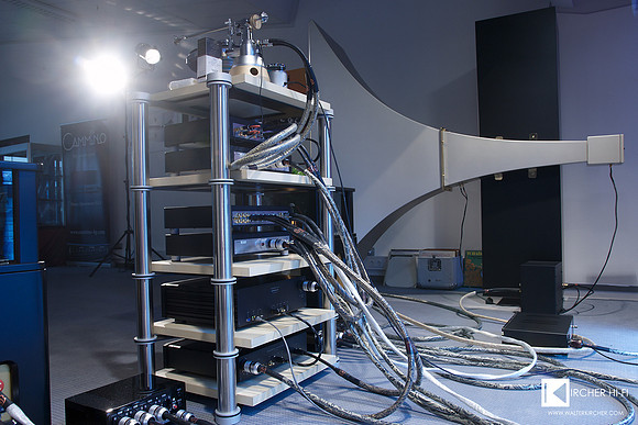 Massive cables, horns