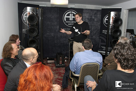 Hans Theessink listening Michael Holzinger in our show room at Klangbilder 2014.