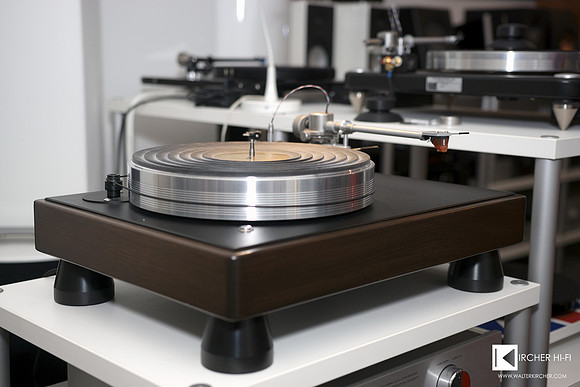 as analogue specialist Sambs Hifi demonstrate many turntable beands in shop - here a VPI Classic