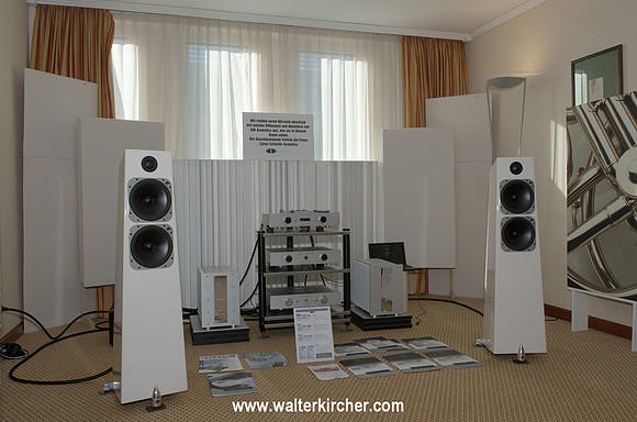 Accustic Arts reference electronics, Totem Element Metal speakers, Symposium (Isis rack, Ultra platforms and Rollerblocks), room acoustic tuning by Zalan Schuster with GIK Acoustic elements, PS Audio