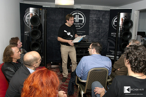 Finally Michael Holzinger snapped the highlight of the Hans Theessink event in our full show room.