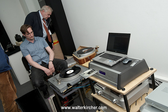 HIGH END 2014: Silbatone Acoustics room - Frank Schroeder with turntable