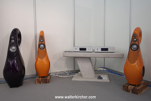 HIGH END 2014: Vivid Audio loudspeakers booth - i like the design, like friendly aliens - Giya G3 in Monarch, Giya G4 in Electric Orangealiens