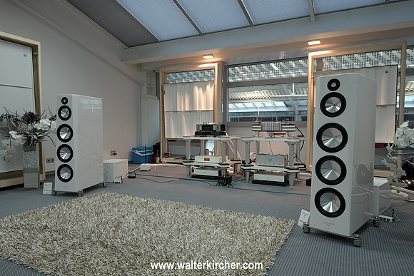 HIGH END 2014: Zellaton Reference speakers driven by an Analog Domain Audio Isis integrated amplifier, Allnic H-3000 phonostage with Sperling L-1 turntable